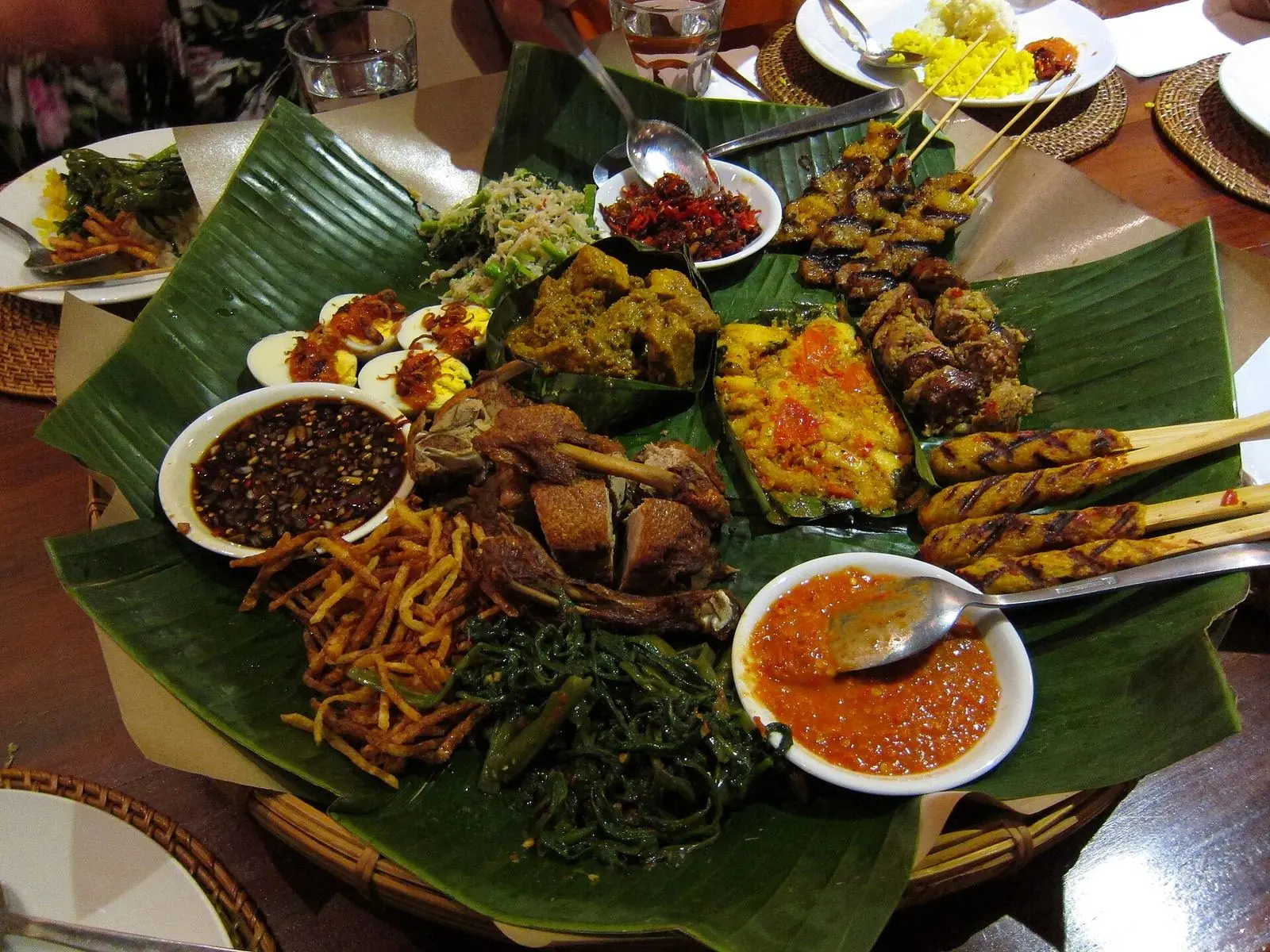 Hidangan khas Bali yang disajikan di atas daun pisang