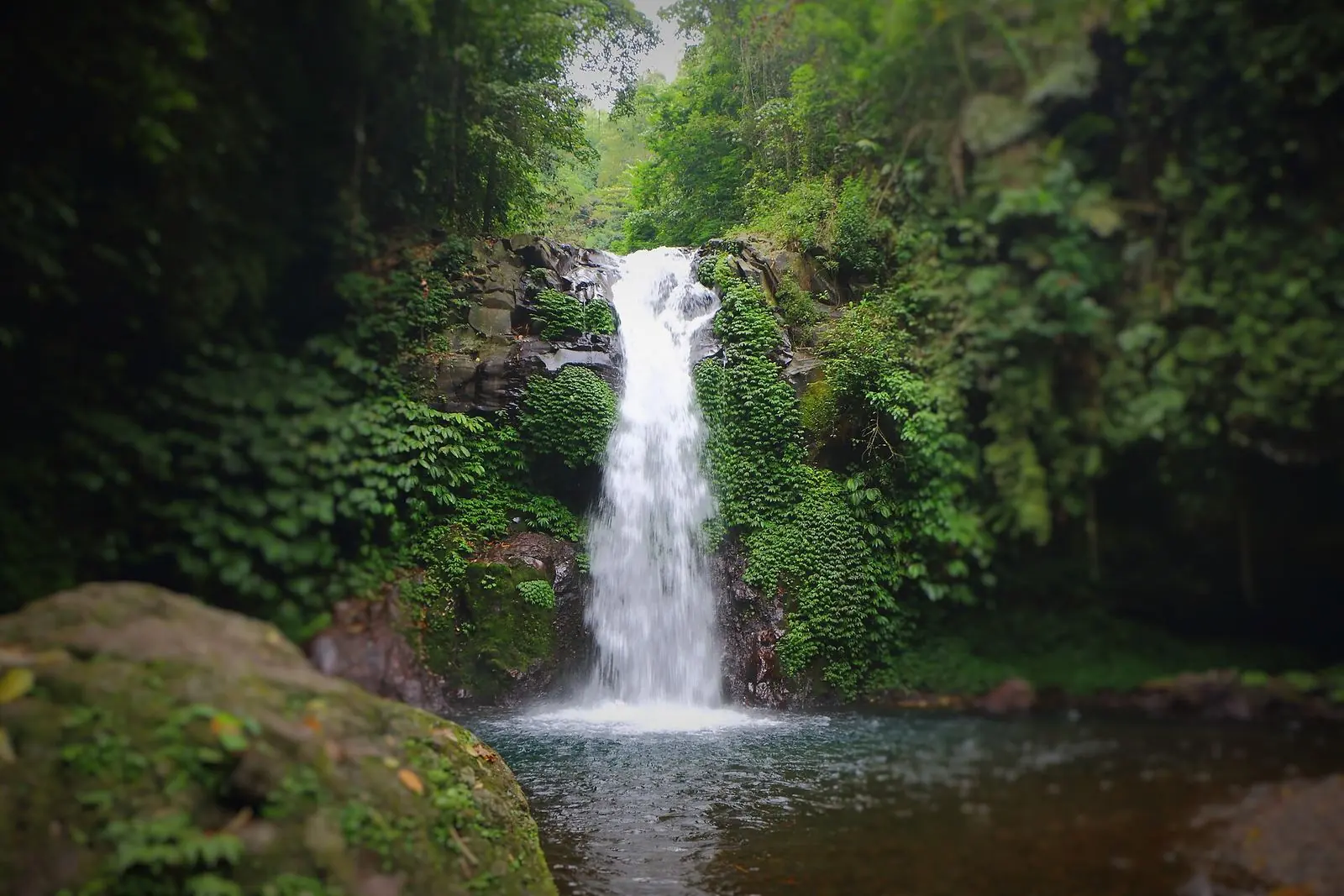 Der Wasserfall Gitgit an der Straße nach Lovina