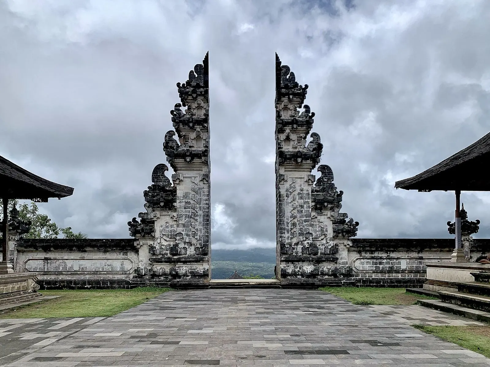 Gerbang candi bentar Pura Lempuyang dengan awan di belakangnya