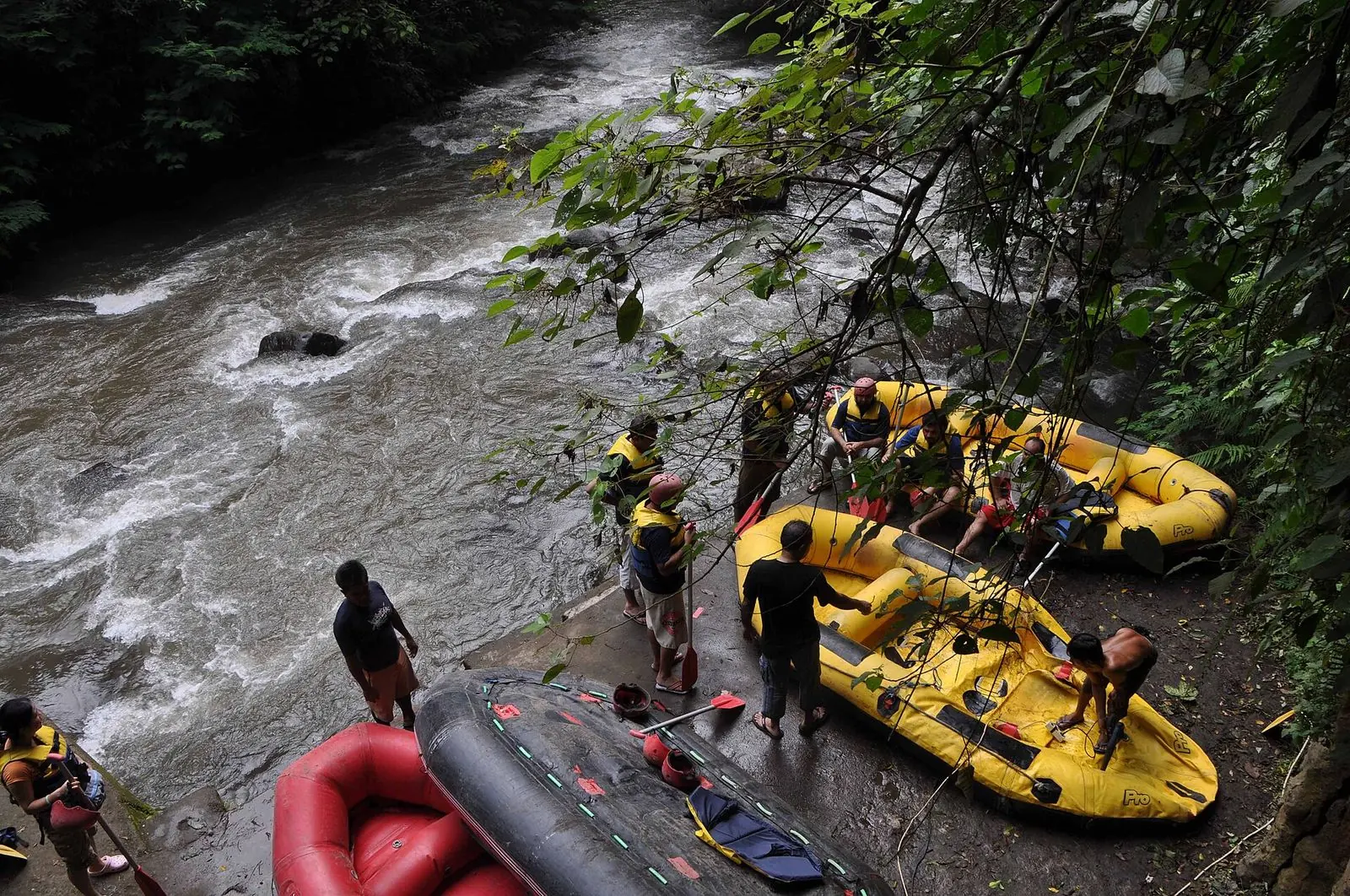 Perahu karet di tepi Sungai Ayung