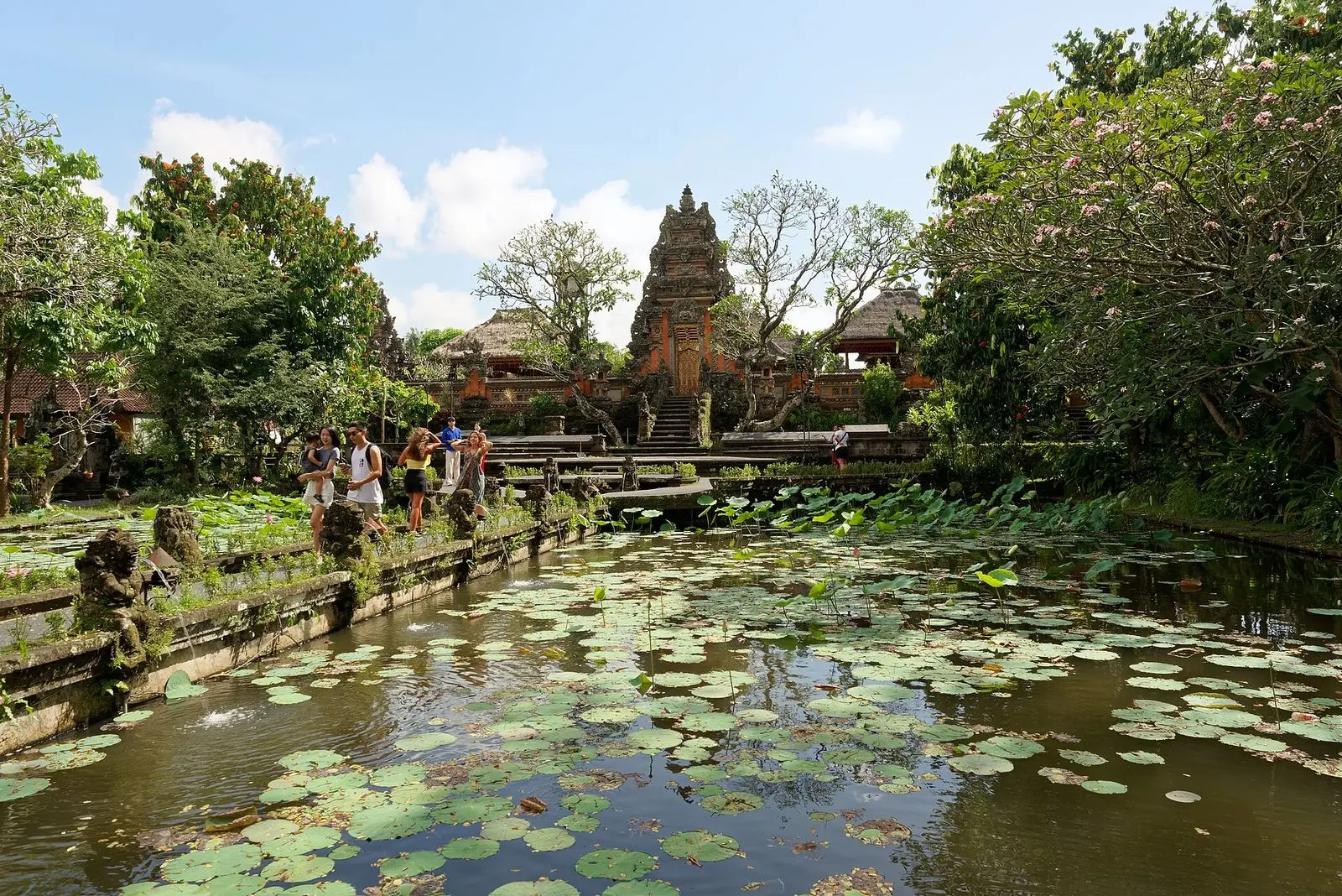 Pura Taman Saraswati dan kolam teratai di Ubud
